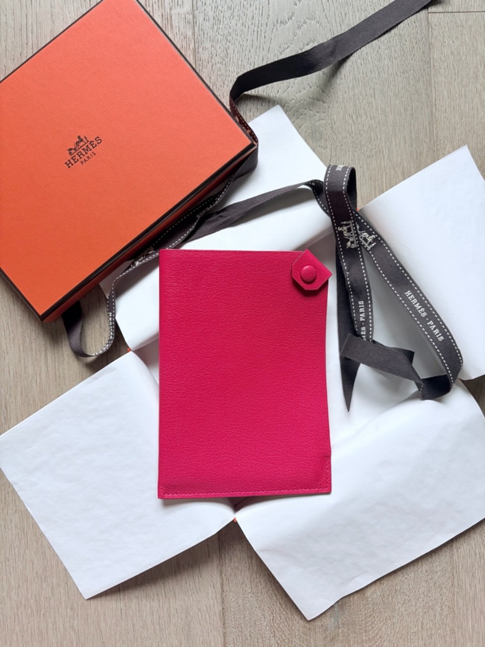 GUC hermes tarmac passport holder rose extreme with original box and ribbon